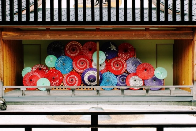カラフルな和傘が飾られた月岡温泉の足湯