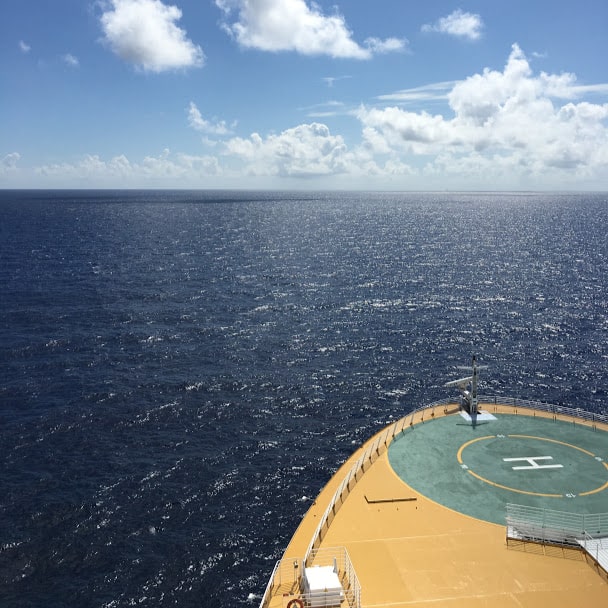 船上から眺める海と空