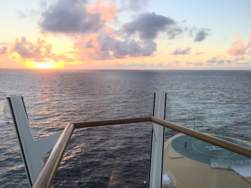 船上から眺める朝日