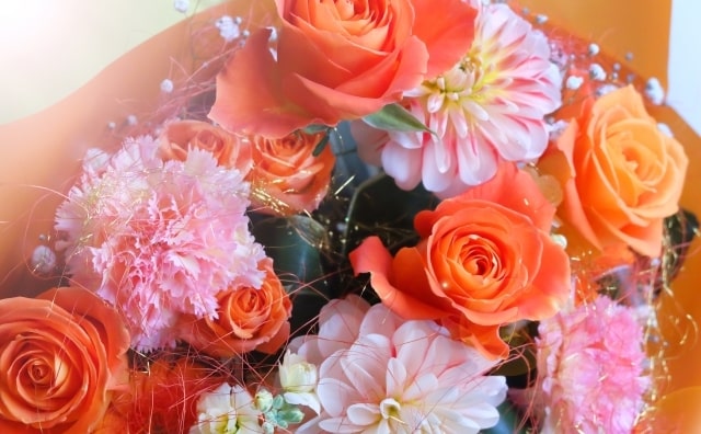 ピンクとオレンジのかわいい花束