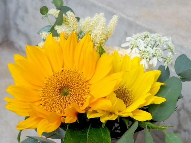黄色と白のおしゃれな花束