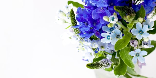 青と水色がメインのクールな花束
